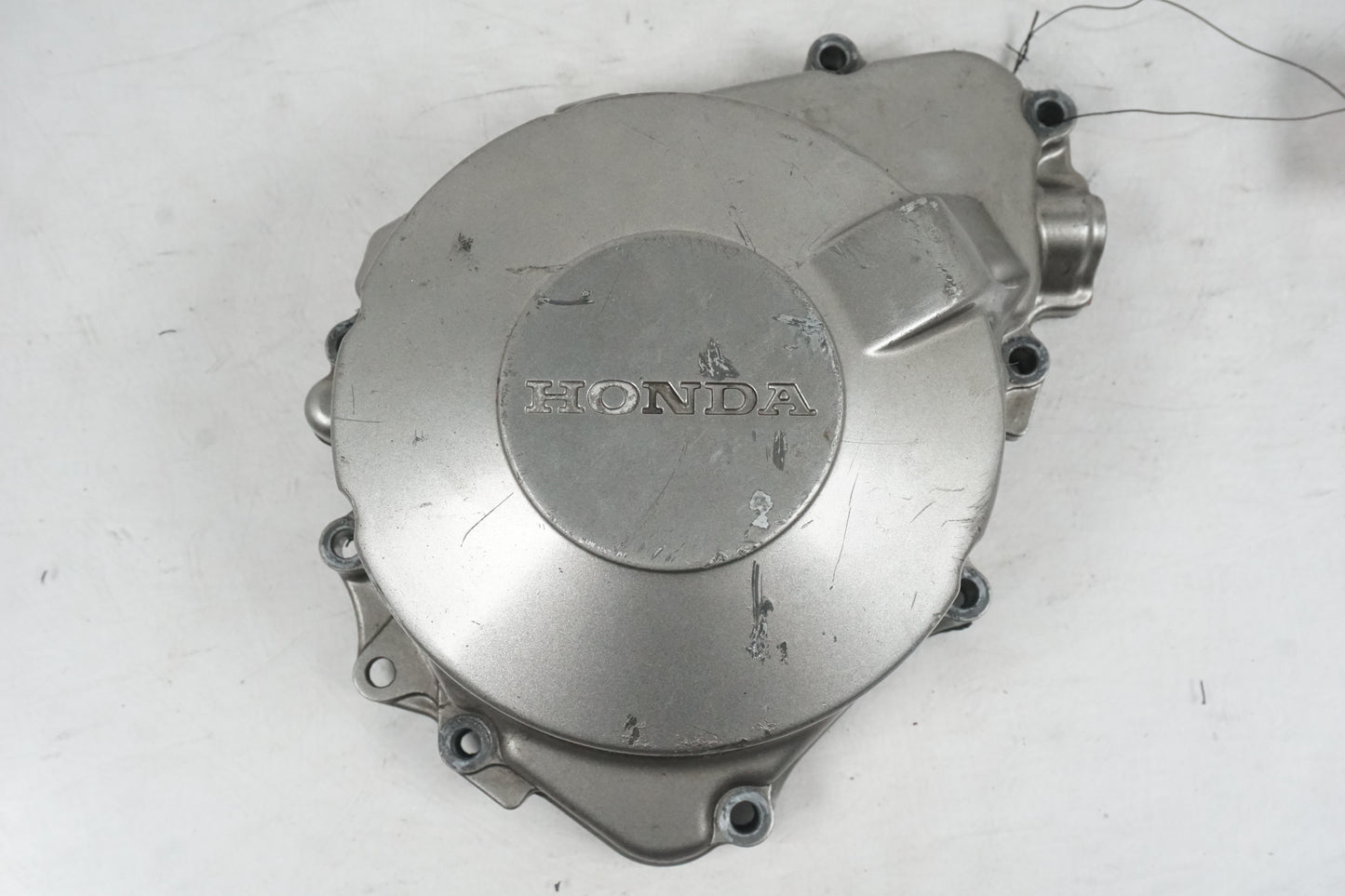 Framsidan på Generatorkåpa från en Honda CB 600 Hornet -1998 motorcykel.