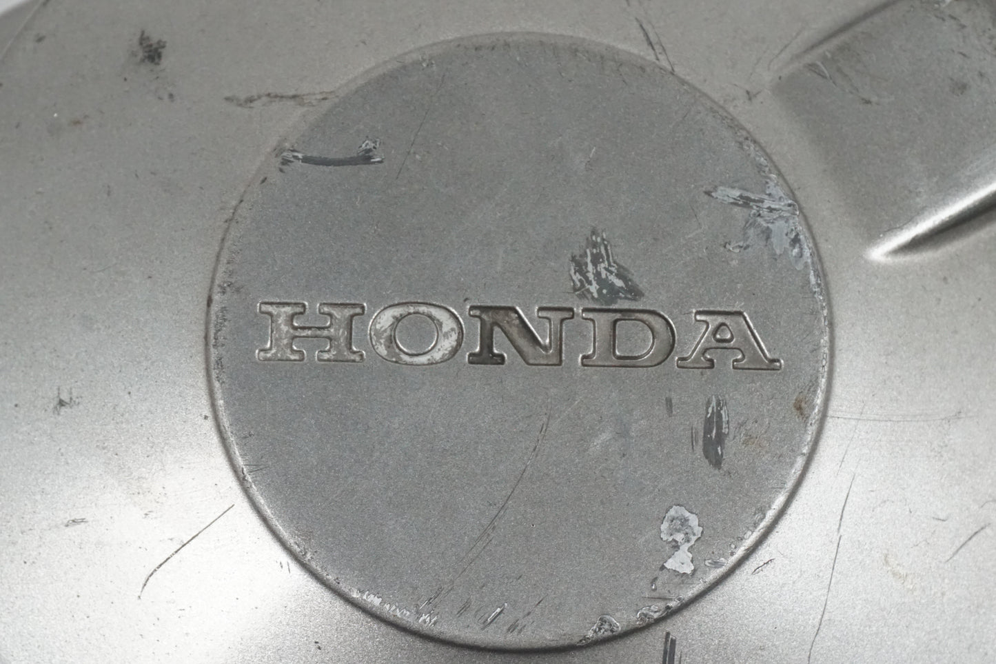 Baksidan på Generatorkåpa från en Honda CB 600 Hornet -1998 motorcykel.