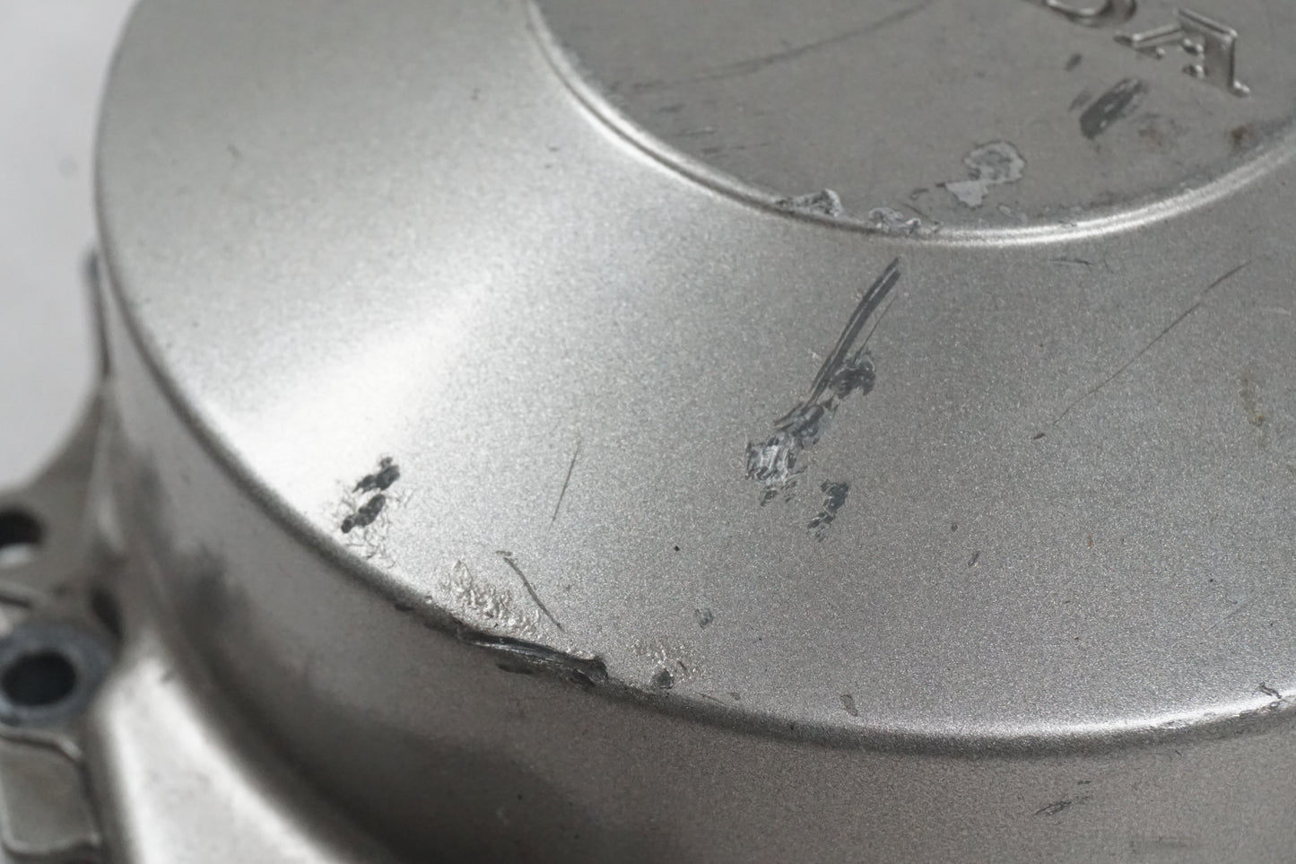 Vänster sida på Generatorkåpa från en Honda CB 600 Hornet -1998 motorcykel.