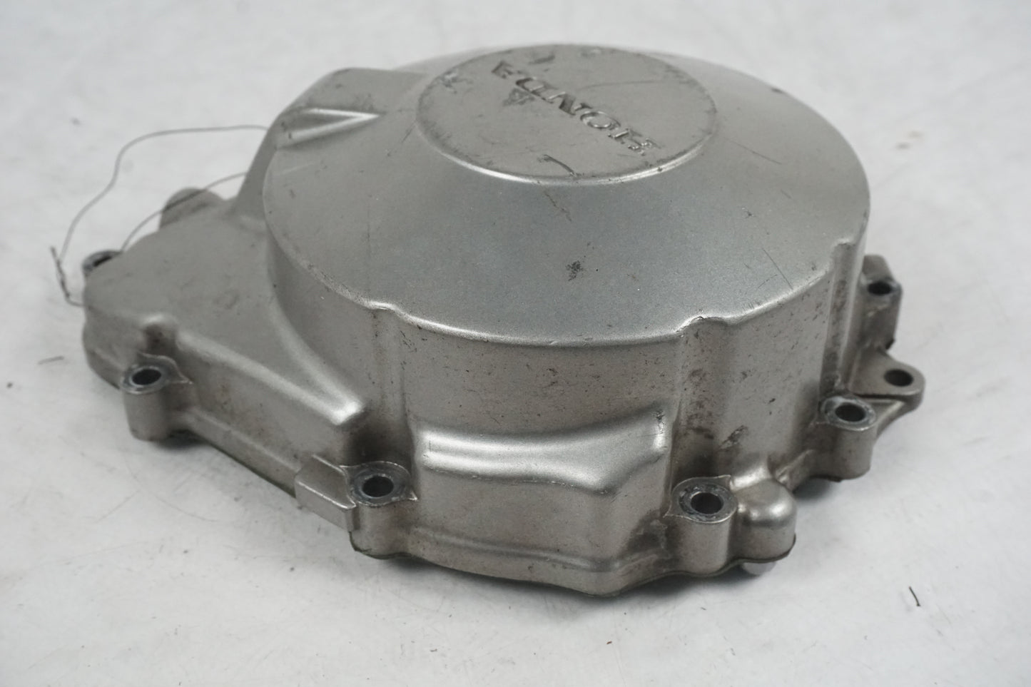 Snett uppifrån på Generatorkåpa från en Honda CB 600 Hornet -1998 motorcykel.