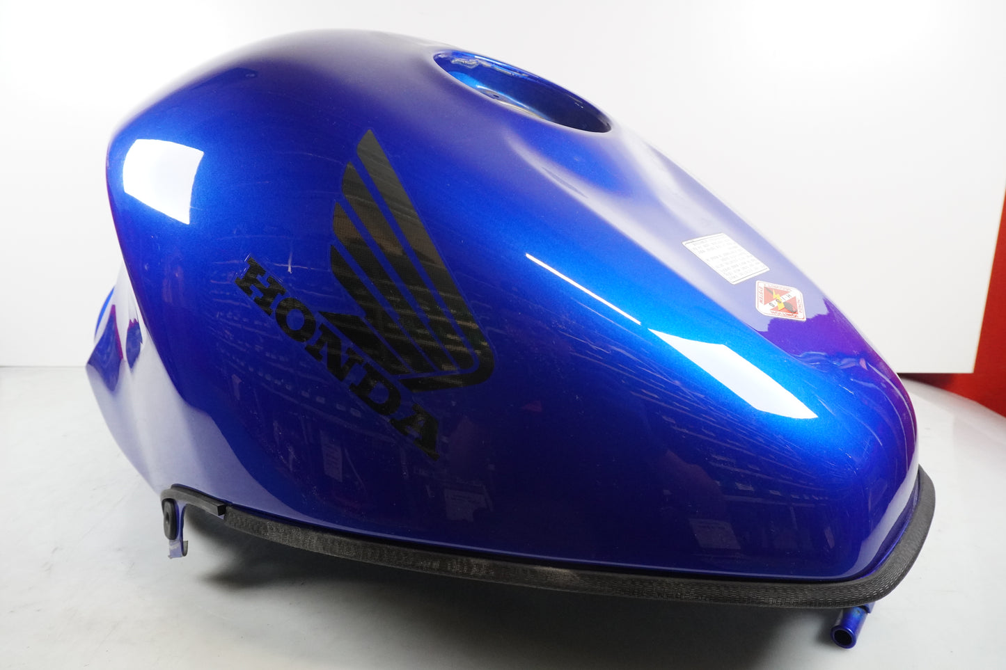 Framsidan på Bensintank från en Honda CBR 1100 XX -2000 motorcykel.