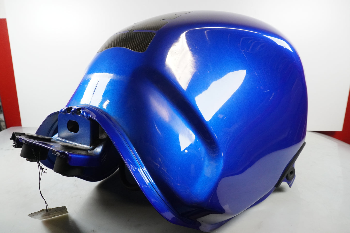 Höger sida på Bensintank från en Honda CBR 1100 XX -2000 motorcykel.