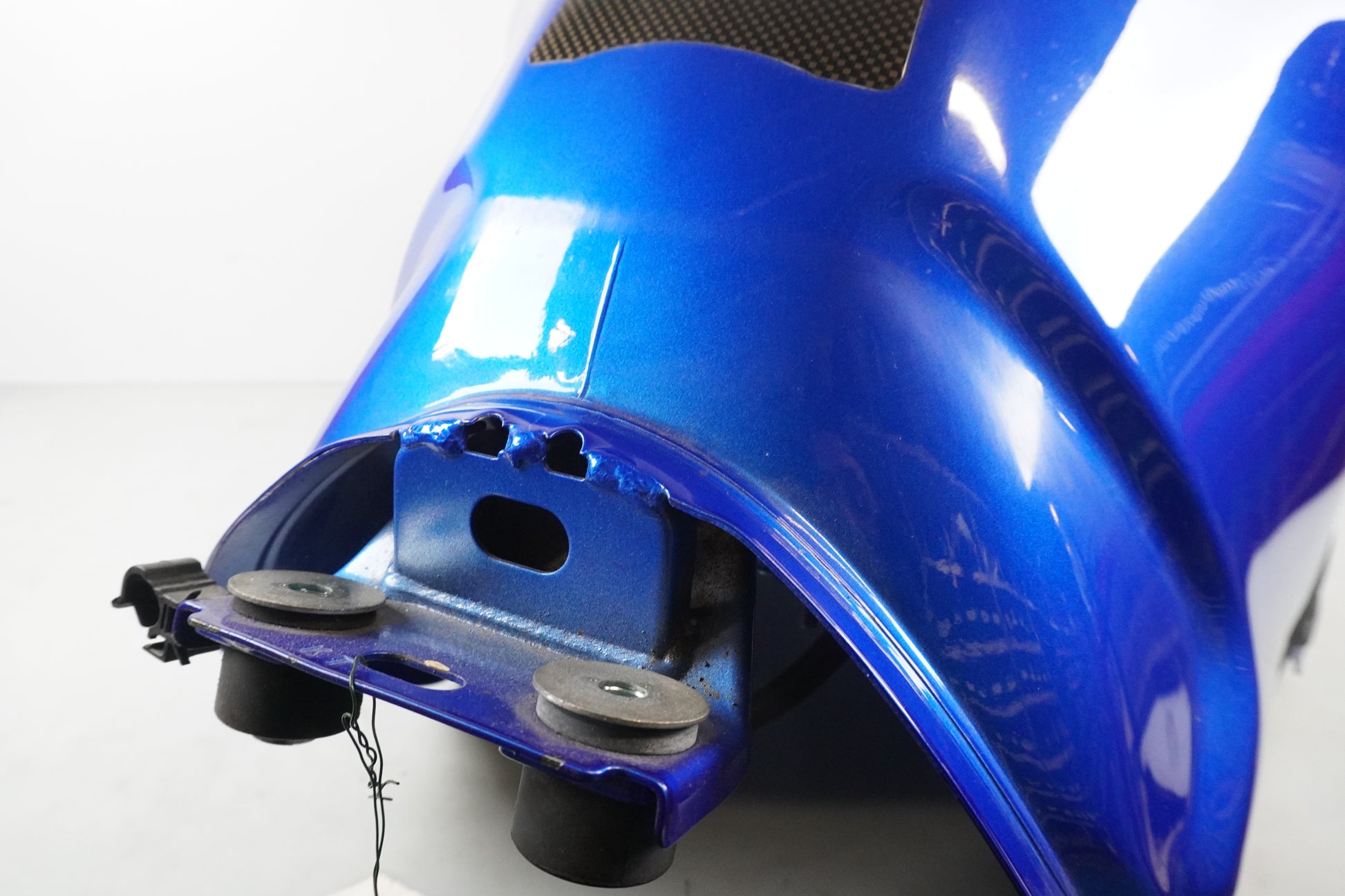 Vänster sida på Bensintank från en Honda CBR 1100 XX -2000 motorcykel.