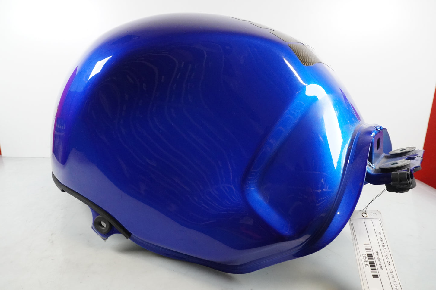 Snett nerifrån på Bensintank från en Honda CBR 1100 XX -2000 motorcykel.