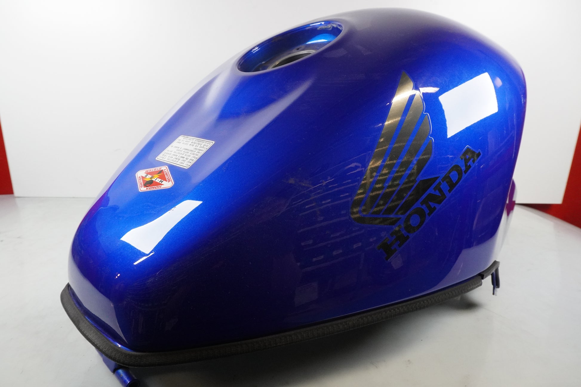 Extrabild2 på Bensintank från en Honda CBR 1100 XX -2000 motorcykel.