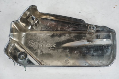 Snett nerifrån på Motorkåpa från en Yamaha XVS 1100 -2001 motorcykel.