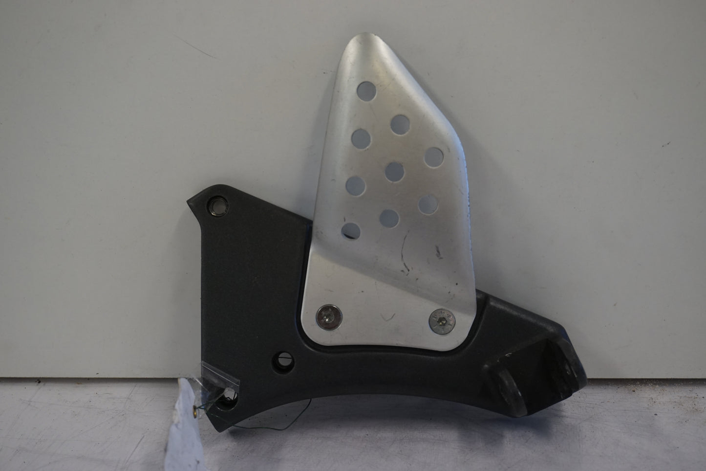 Framsidan på Fotpinnefäste från en Buell XB 12 -2009 motorcykel.