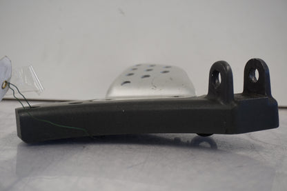 Baksidan på Fotpinnefäste från en Buell XB 12 -2009 motorcykel.