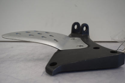 Snett uppifrån på Fotpinnefäste från en Buell XB 12 -2009 motorcykel.