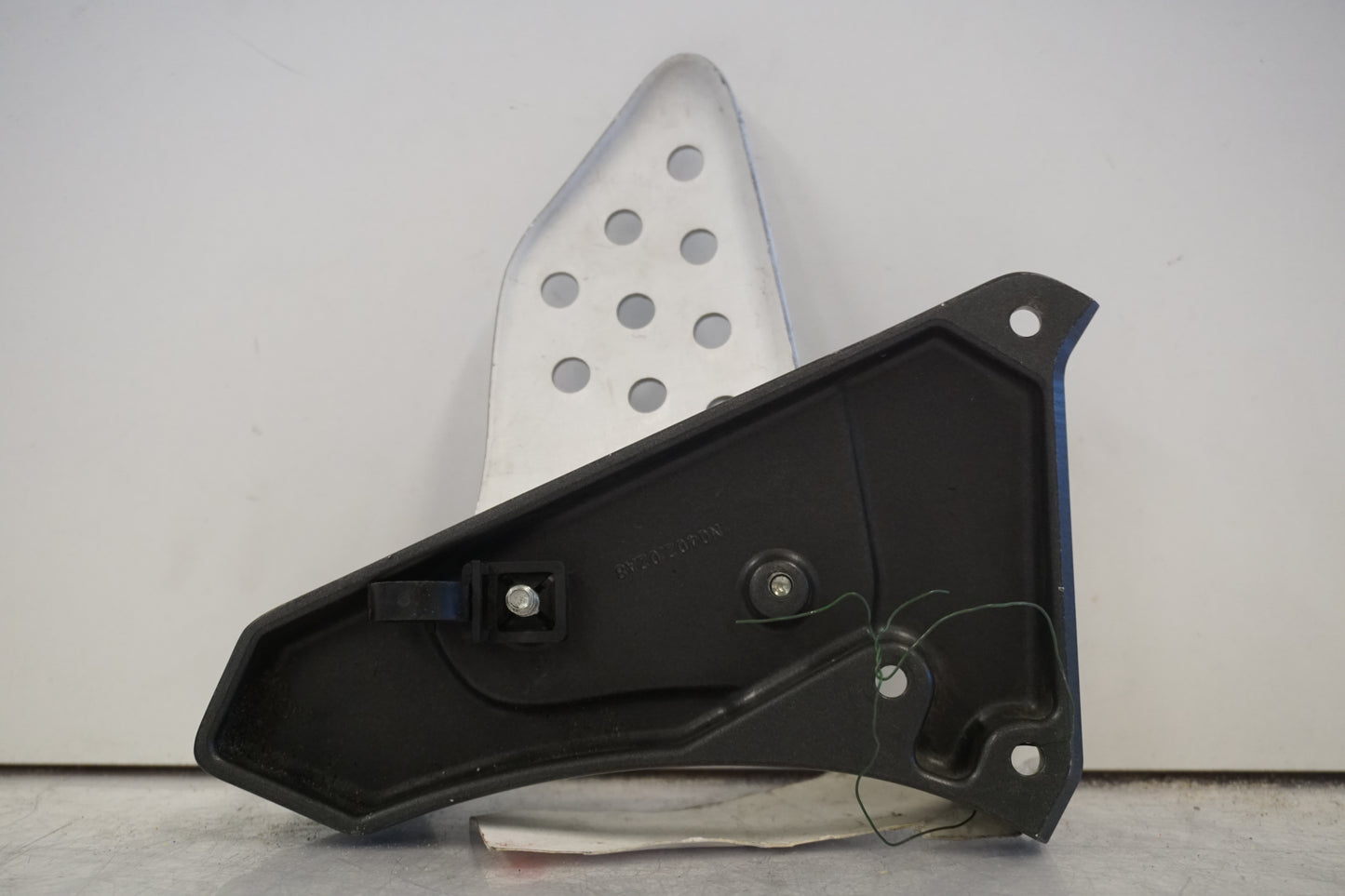 Snett nerifrån på Fotpinnefäste från en Buell XB 12 -2009 motorcykel.