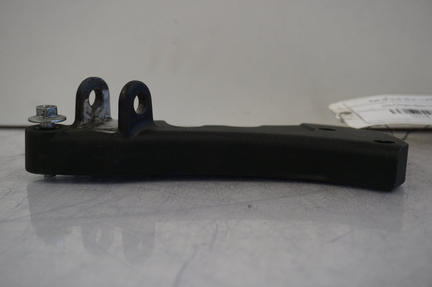 Baksidan på Fotpinnefäste från en Buell XB 12 -2009 motorcykel.