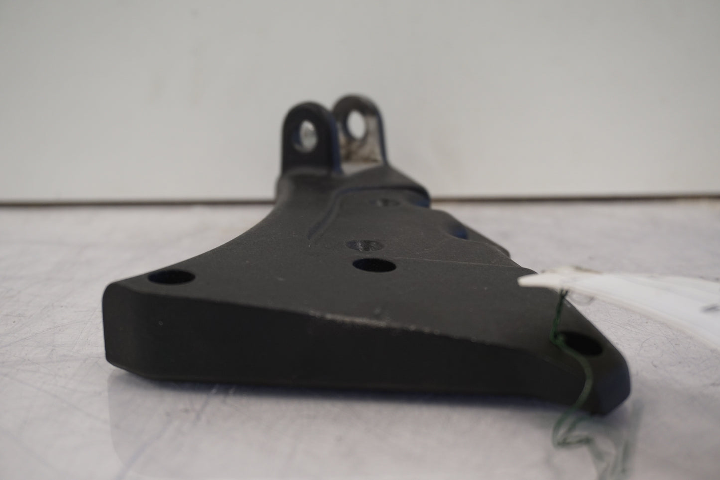 Höger sida på Fotpinnefäste från en Buell XB 12 -2009 motorcykel.