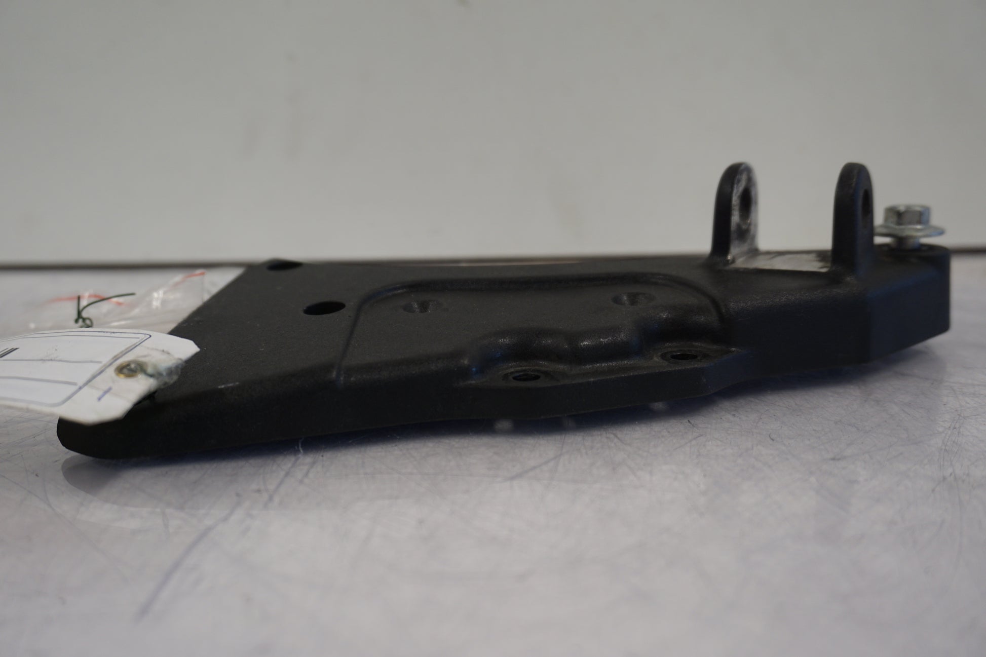 Vänster sida på Fotpinnefäste från en Buell XB 12 -2009 motorcykel.