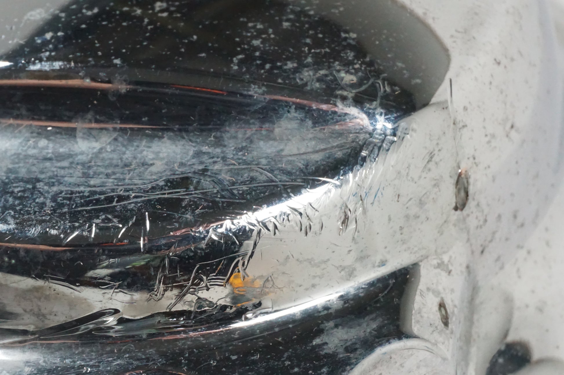 Vänster sida på Motorkåpa från en Yamaha XVS 650 -1998 motorcykel.