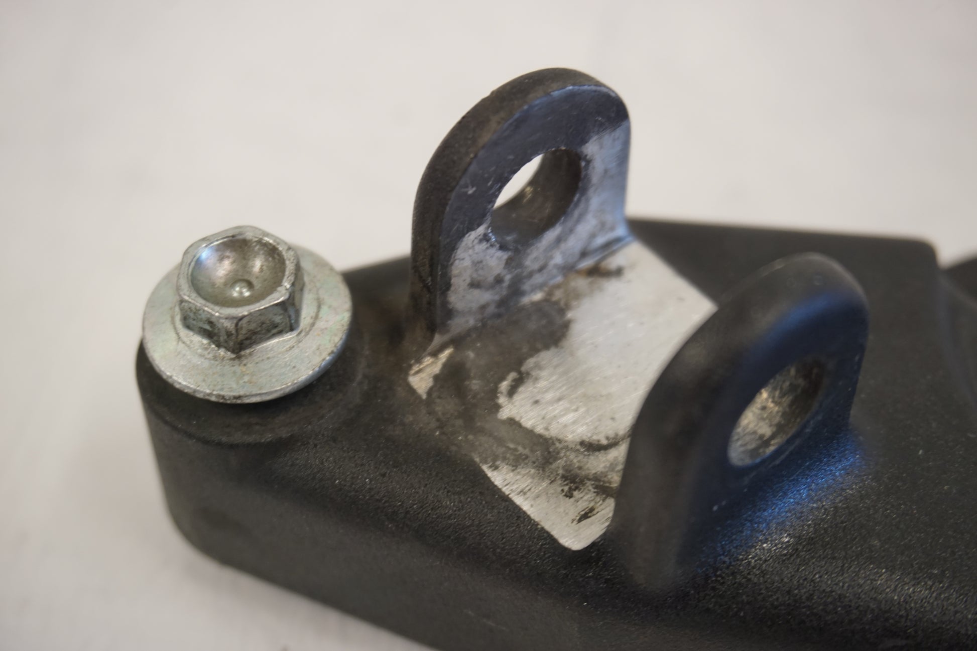 Snett nerifrån på Fotpinnefäste från en Buell XB 12 -2009 motorcykel.