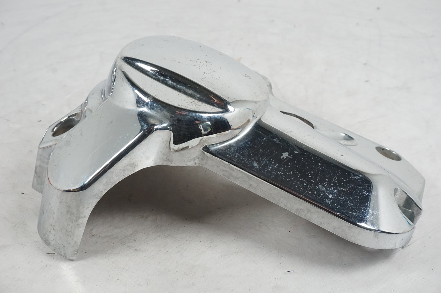 Snett uppifrån på Motorkåpa från en Yamaha XVS 650 -1998 motorcykel.