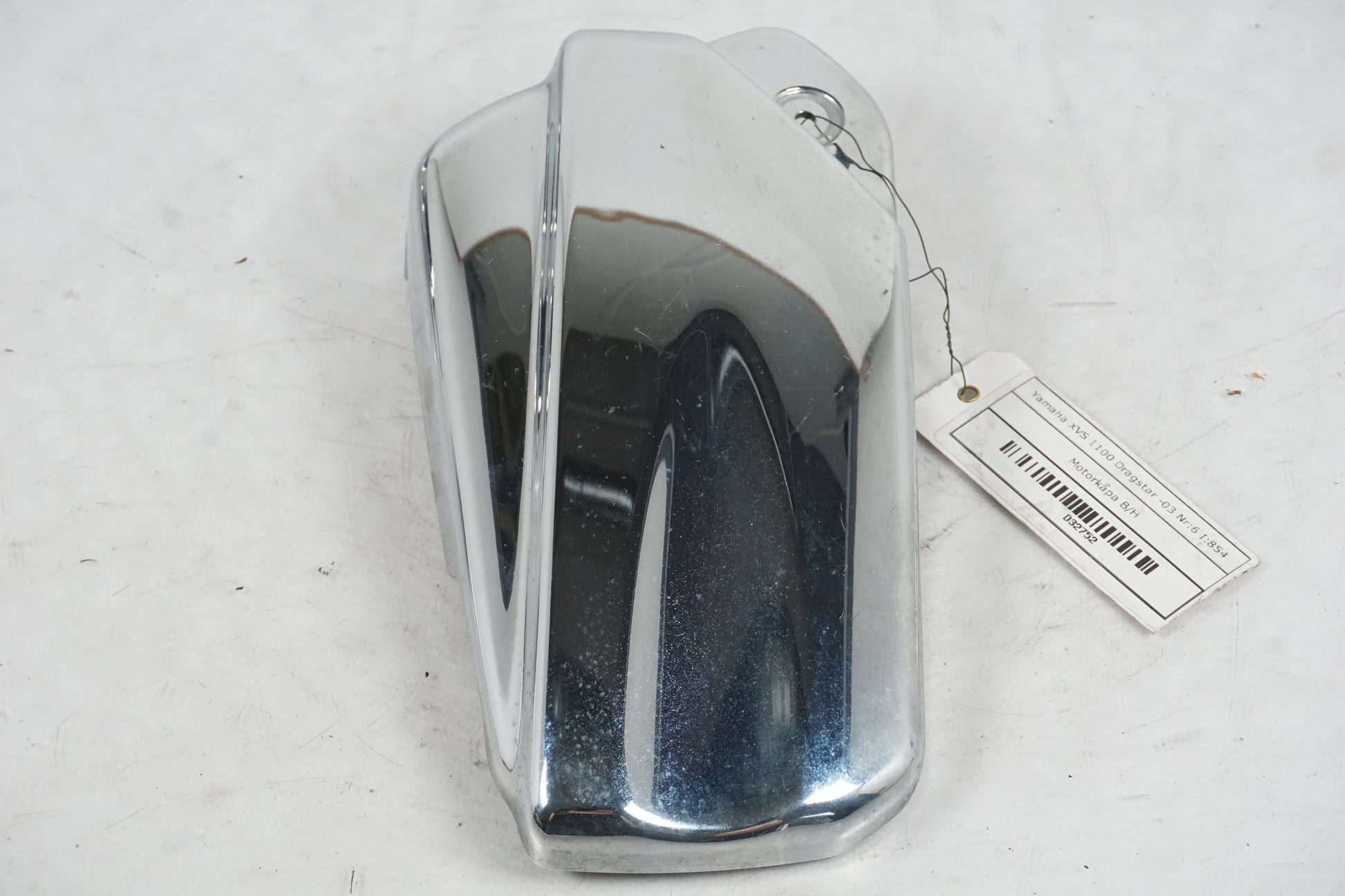 Höger sida på Motorkåpa från en Yamaha XVS 1100 -2003 motorcykel.