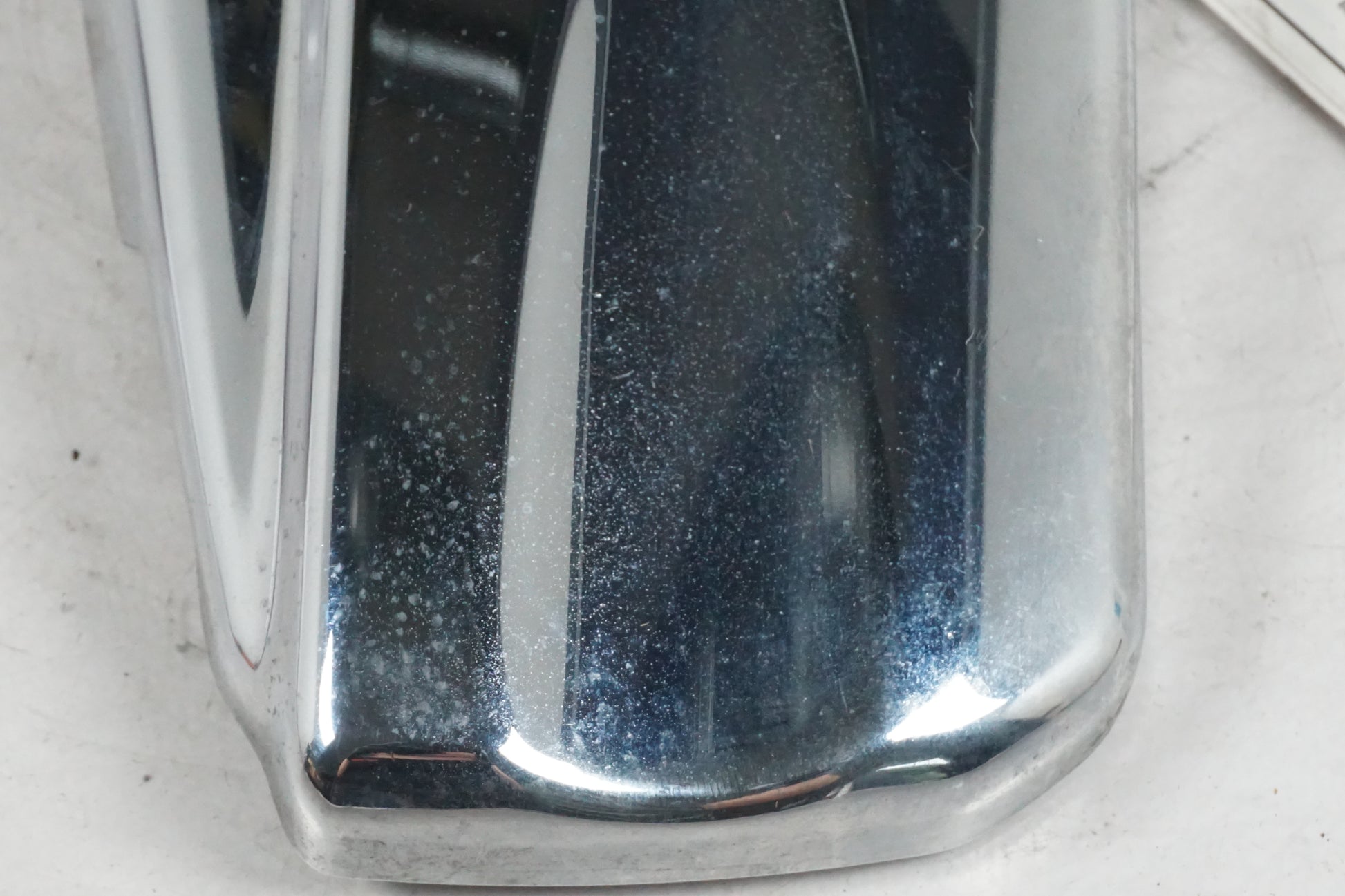 Vänster sida på Motorkåpa från en Yamaha XVS 1100 -2003 motorcykel.