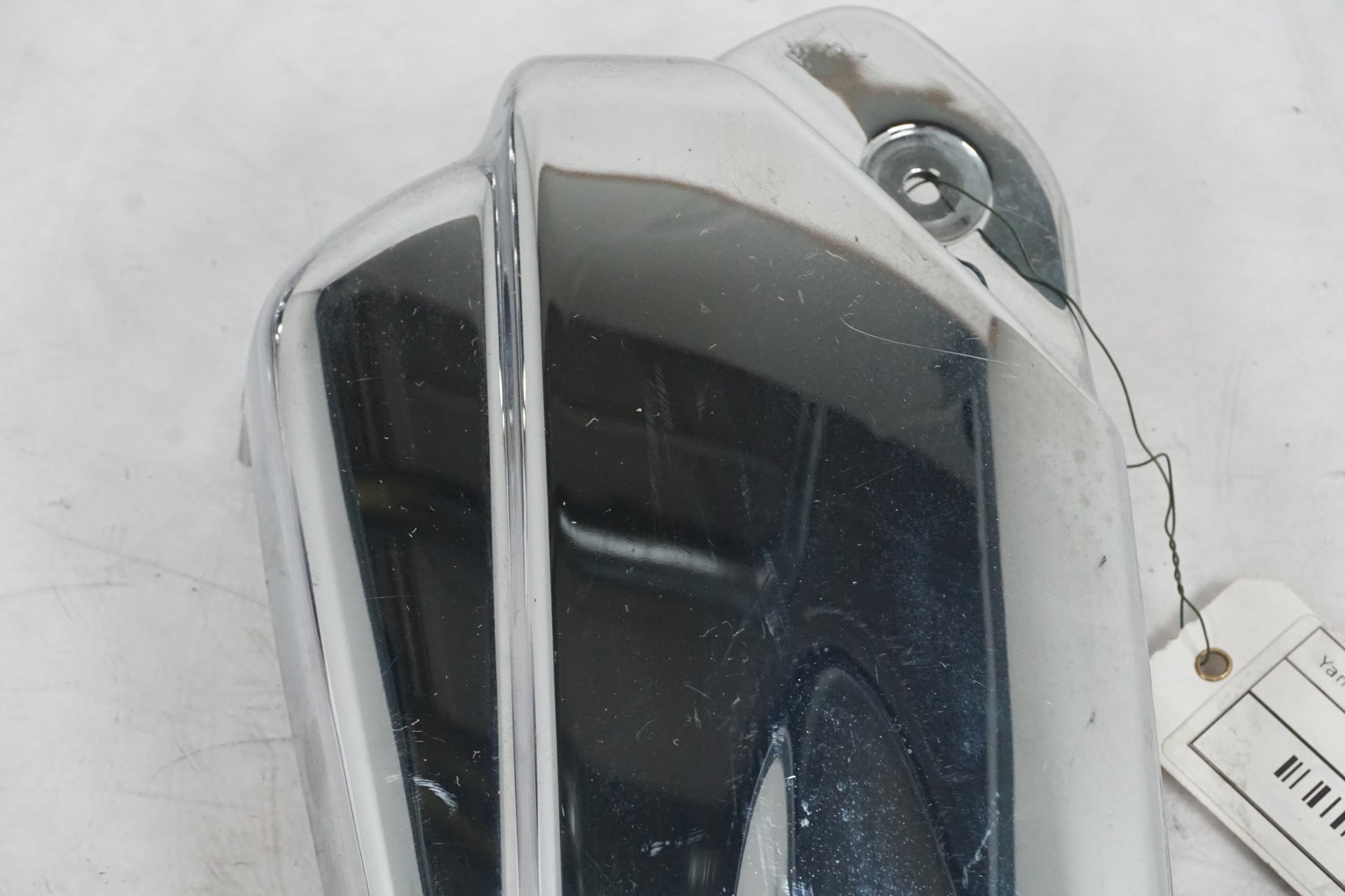 Snett uppifrån på Motorkåpa från en Yamaha XVS 1100 -2003 motorcykel.