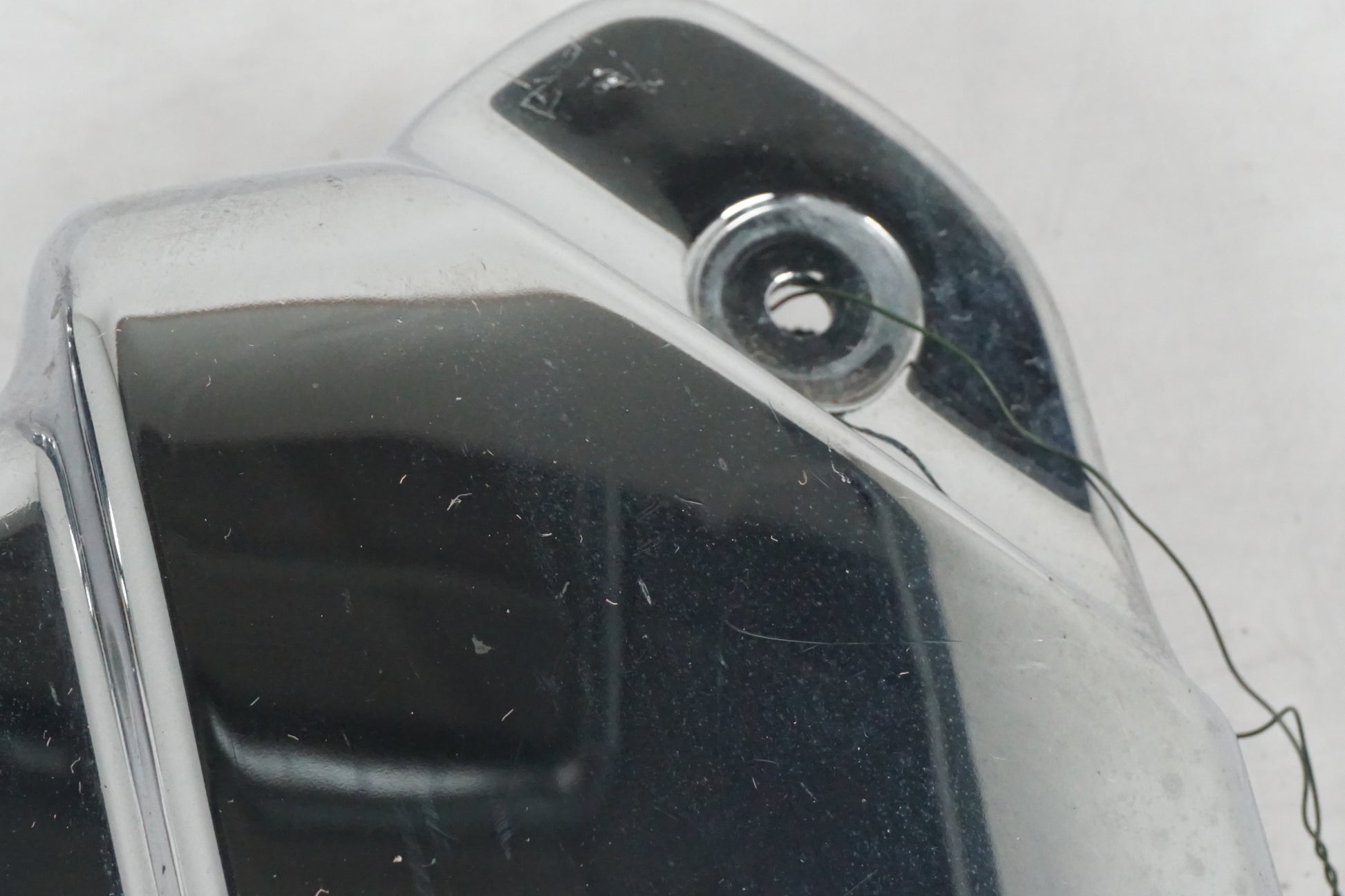 Snett nerifrån på Motorkåpa från en Yamaha XVS 1100 -2003 motorcykel.