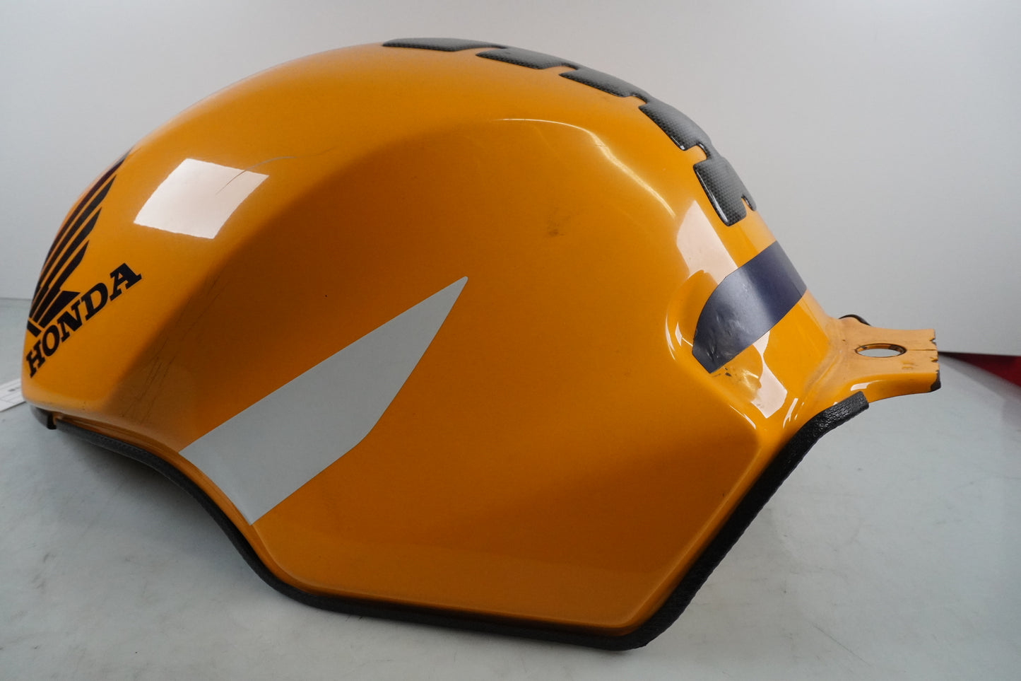 Baksidan på Bensintank från en Honda CBR 900 RR -2000 motorcykel.