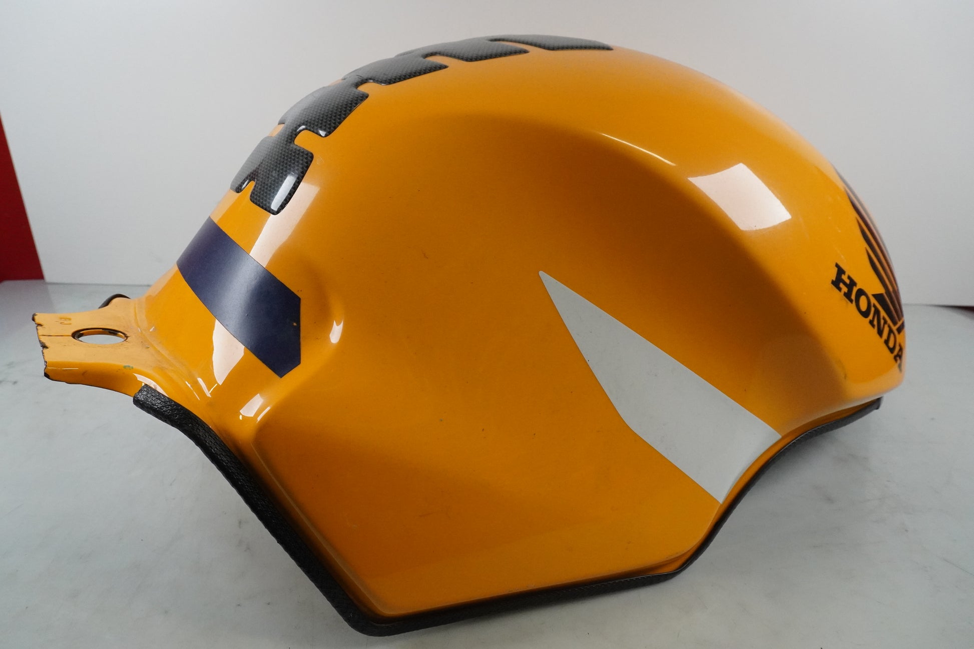 Vänster sida på Bensintank från en Honda CBR 900 RR -2000 motorcykel.