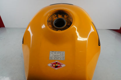 Snett nerifrån på Bensintank från en Honda CBR 900 RR -2000 motorcykel.