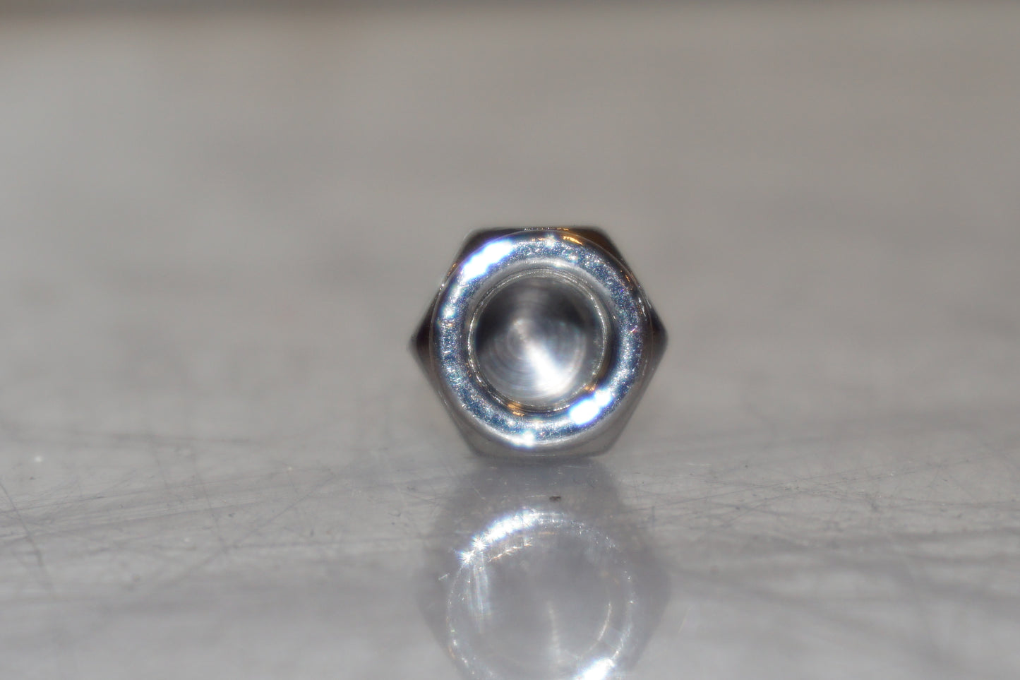 Snett uppifrån på Blinkersfäste från en H-D Softail Custom FXSTC -2007 motorcykel.