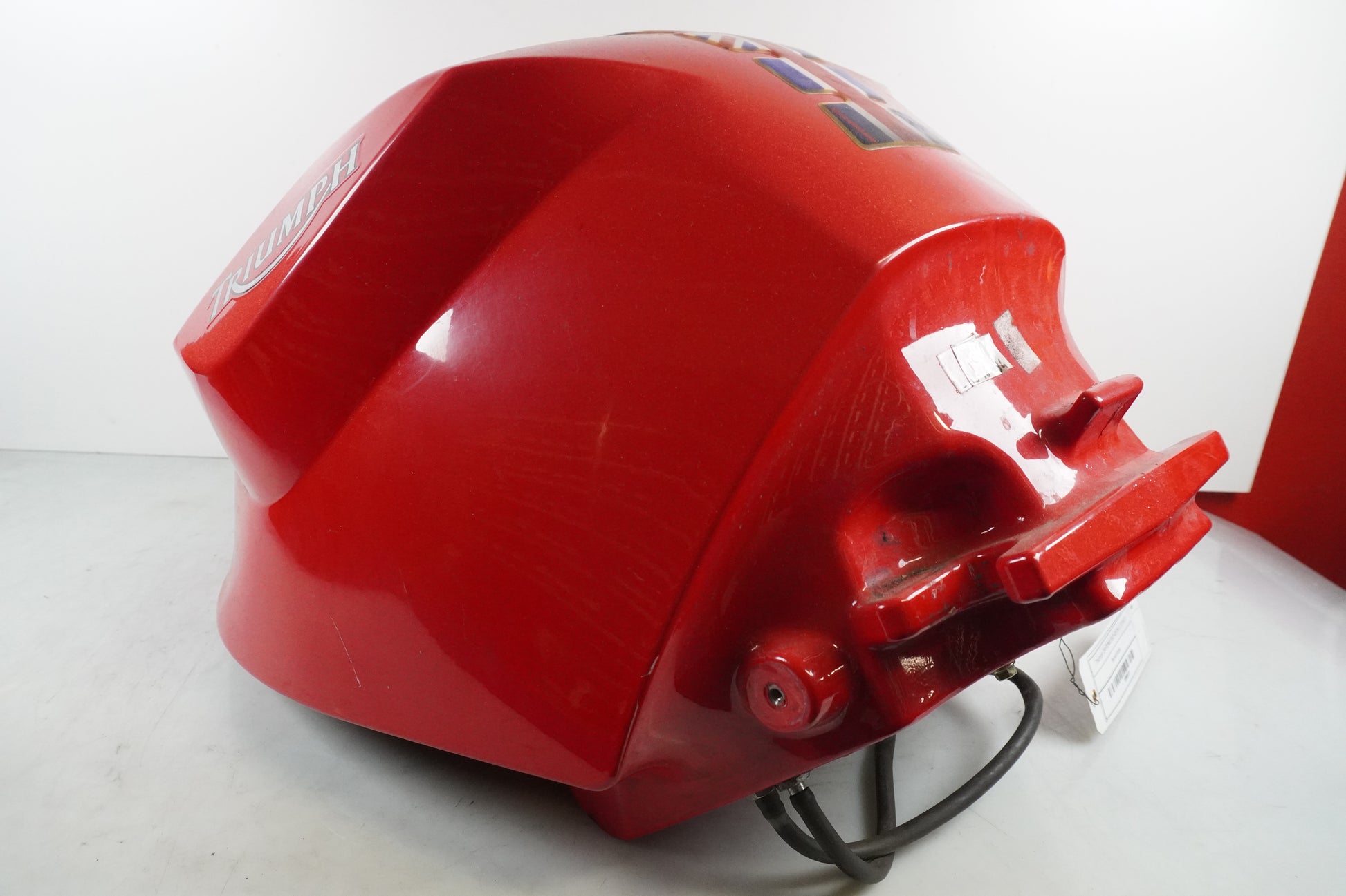 Snett uppifrån på Bensintank från en Triumph Daytona 650 -2005 motorcykel.