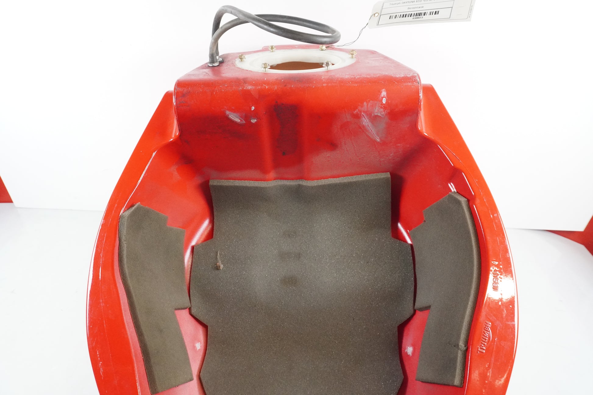Extrabild4 på Bensintank från en Triumph Daytona 650 -2005 motorcykel.