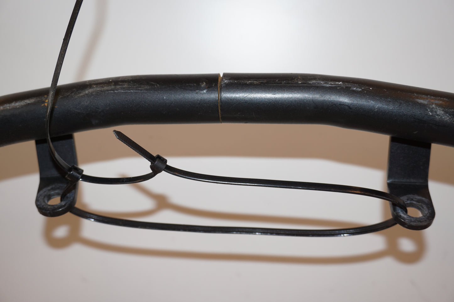 Baksidan på Motorskyddsbåge från en BMW F 800 S -2009 motorcykel.