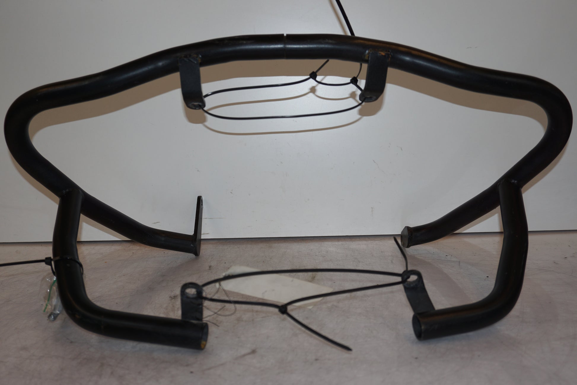 Vänster sida på Motorskyddsbåge från en BMW F 800 S -2009 motorcykel.