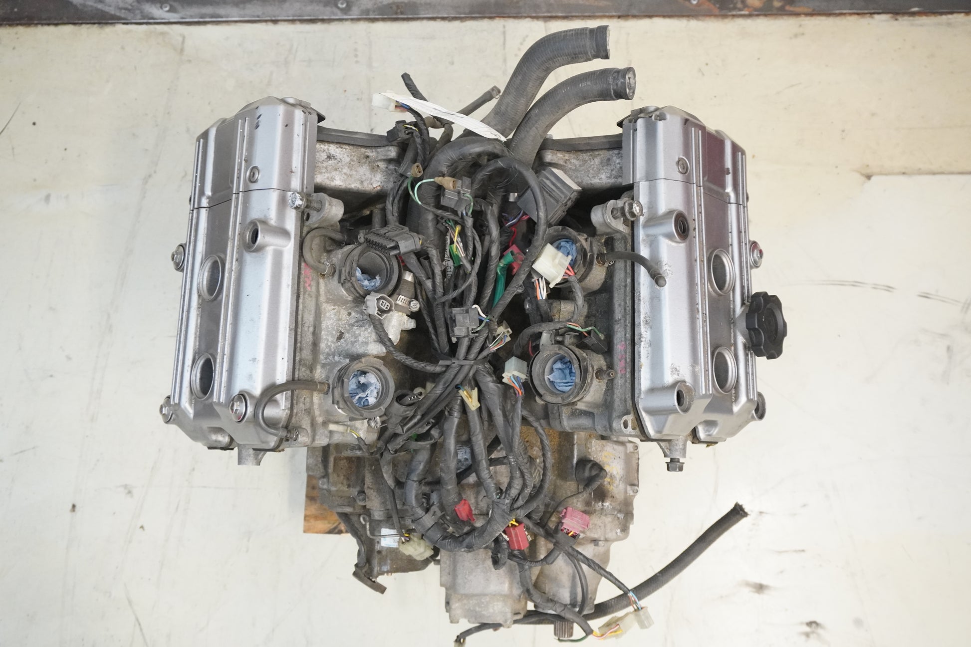 Snett nerifrån på Motor från en Honda ST 1100 -1990 motorcykel.