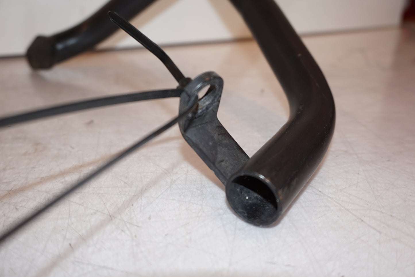 Snett uppifrån på Motorskyddsbåge från en BMW F 800 S -2009 motorcykel.