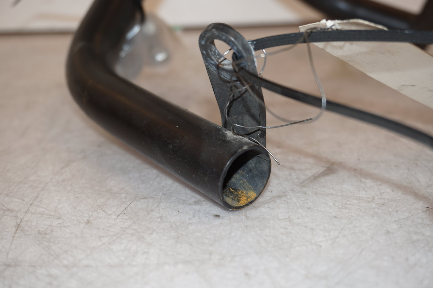 Snett nerifrån på Motorskyddsbåge från en BMW F 800 S -2009 motorcykel.