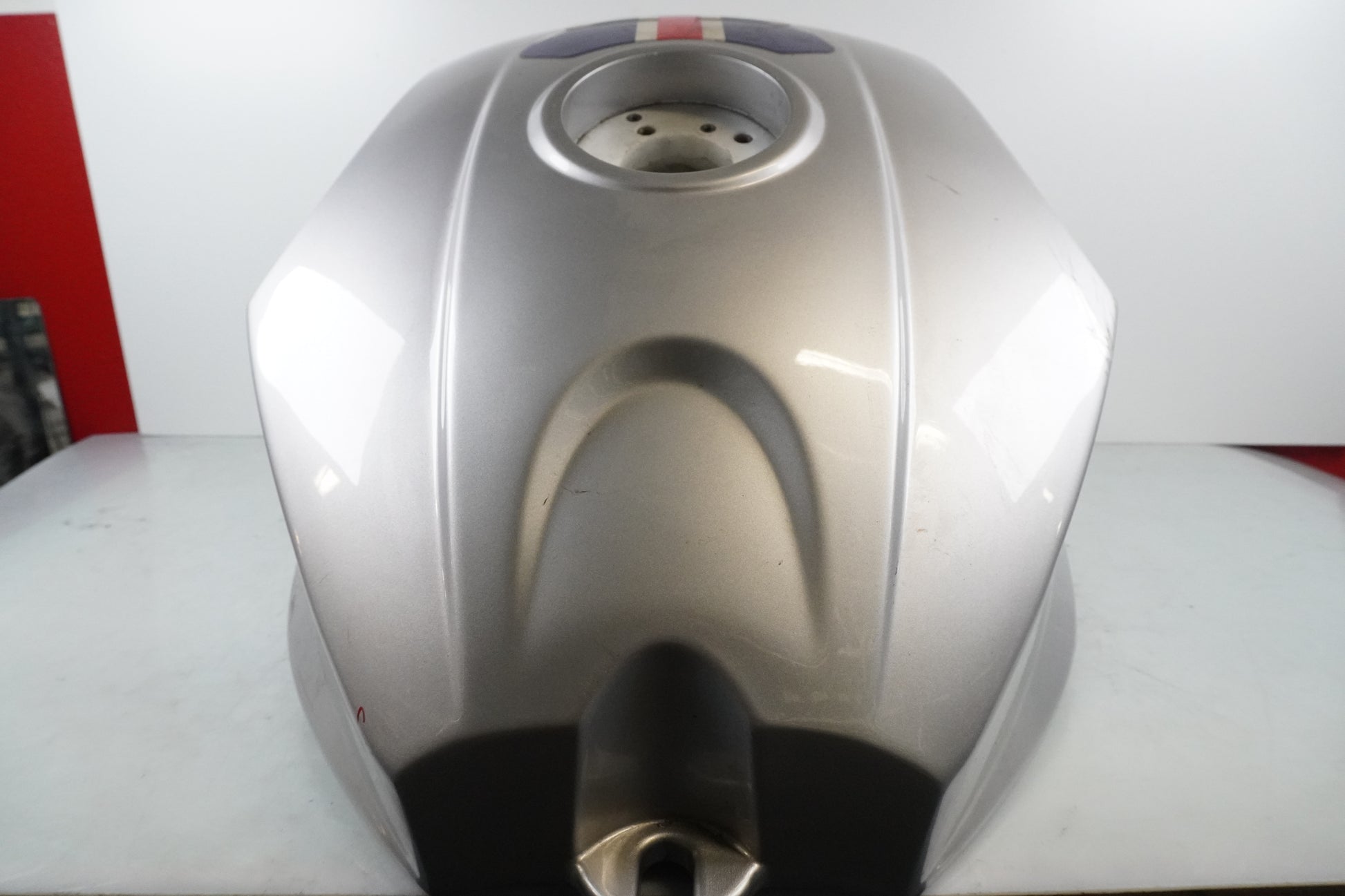 Vänster sida på Bensintank från en Triumph Daytona 600 -2003 motorcykel.