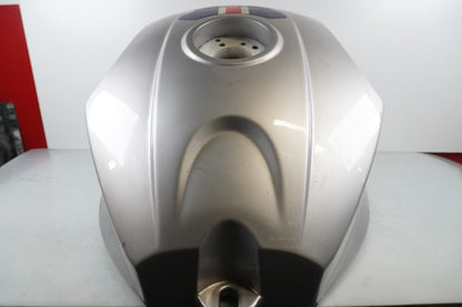 Vänster sida på Bensintank från en Triumph Daytona 600 -2003 motorcykel.