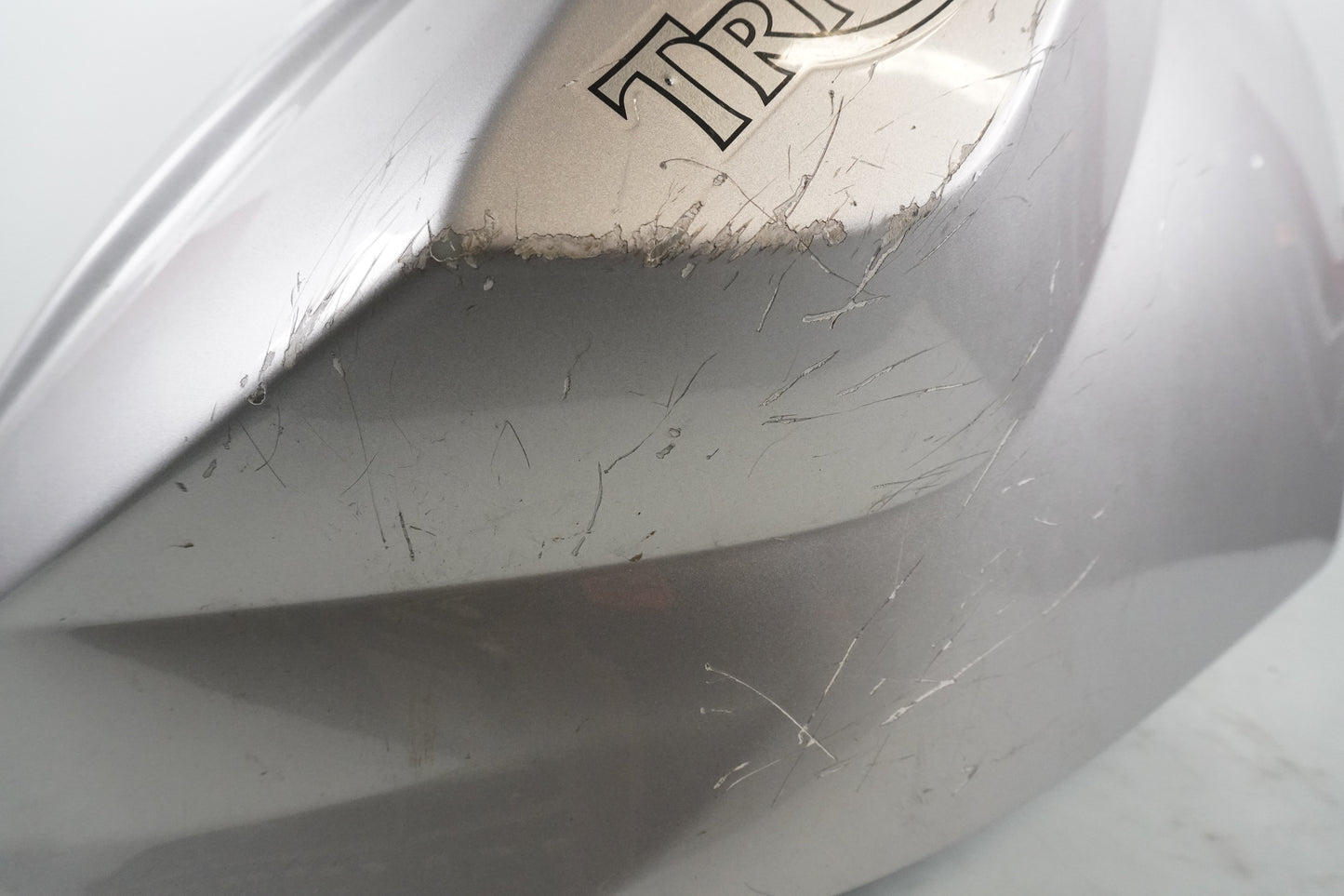 Snett nerifrån på Bensintank från en Triumph Daytona 600 -2003 motorcykel.