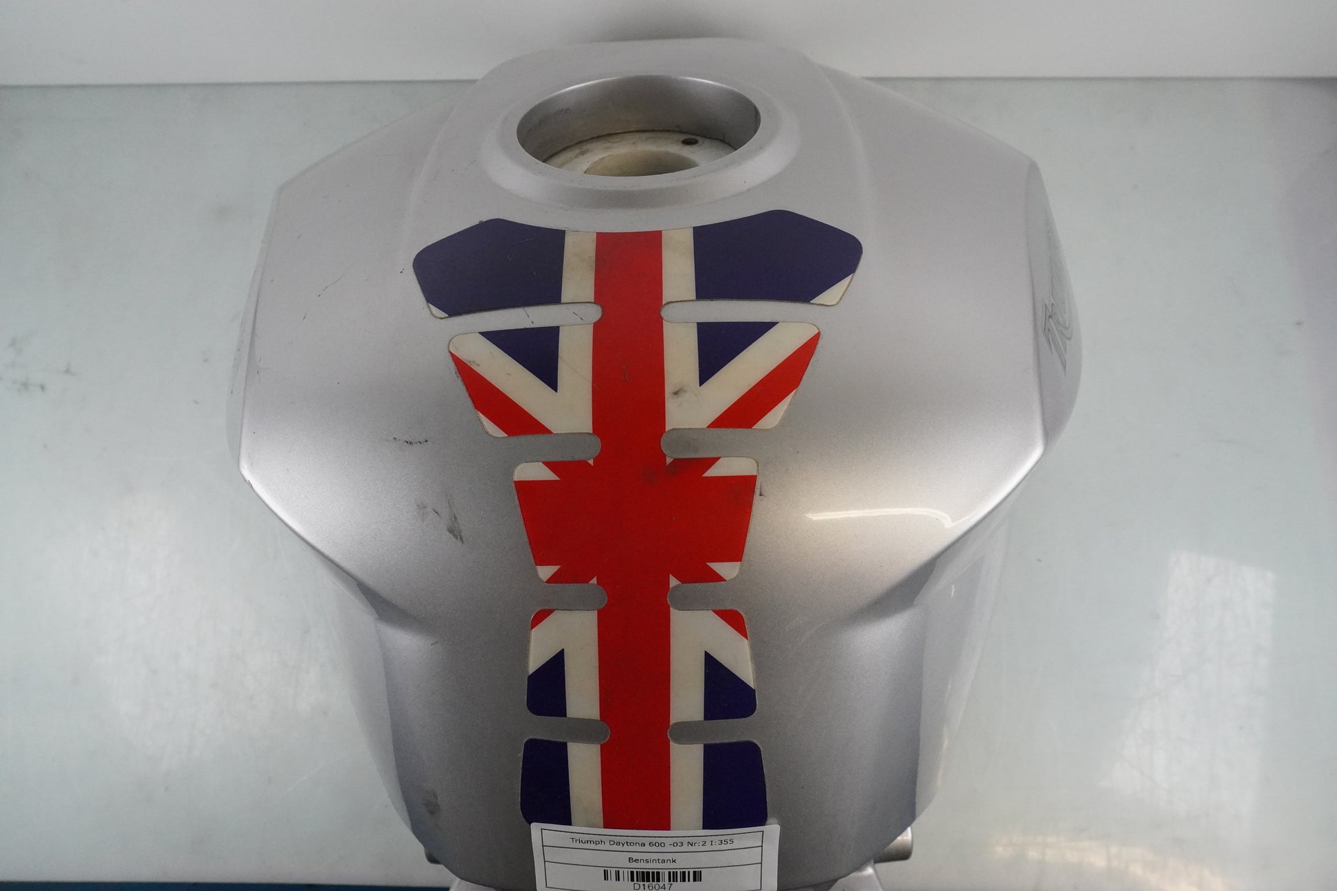 Extrabild4 på Bensintank från en Triumph Daytona 600 -2003 motorcykel.