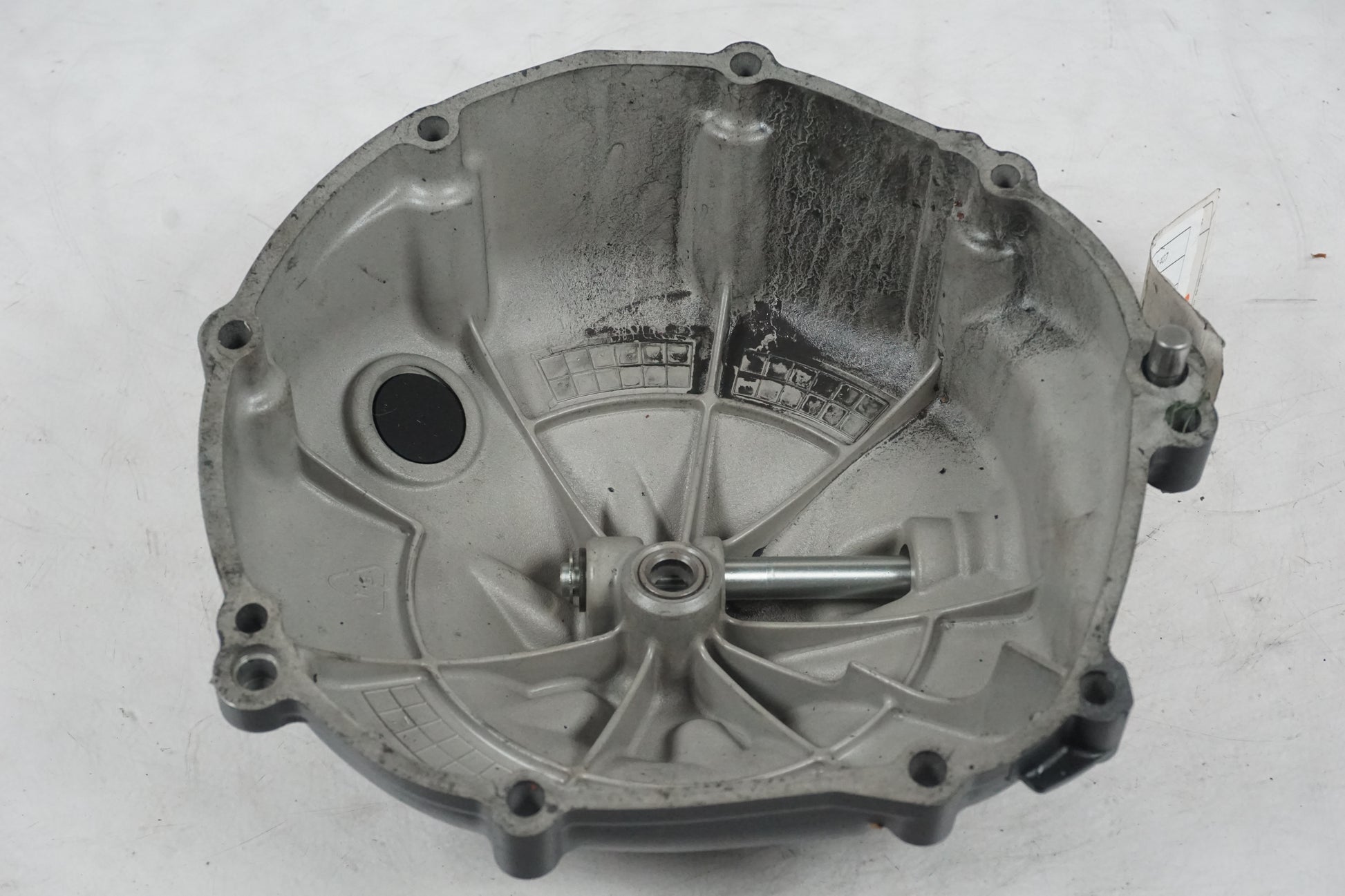 Snett uppifrån på Kopplingskåpa från en Yamaha YZF R6 -2007 motorcykel.