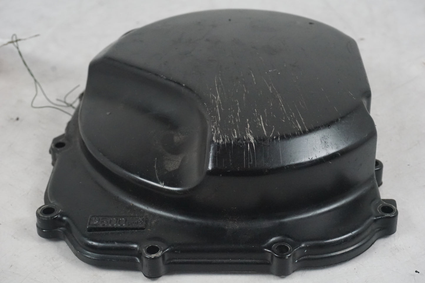 Baksidan på Kopplingskåpa från en Yamaha FZ-S 600 -2001 motorcykel.