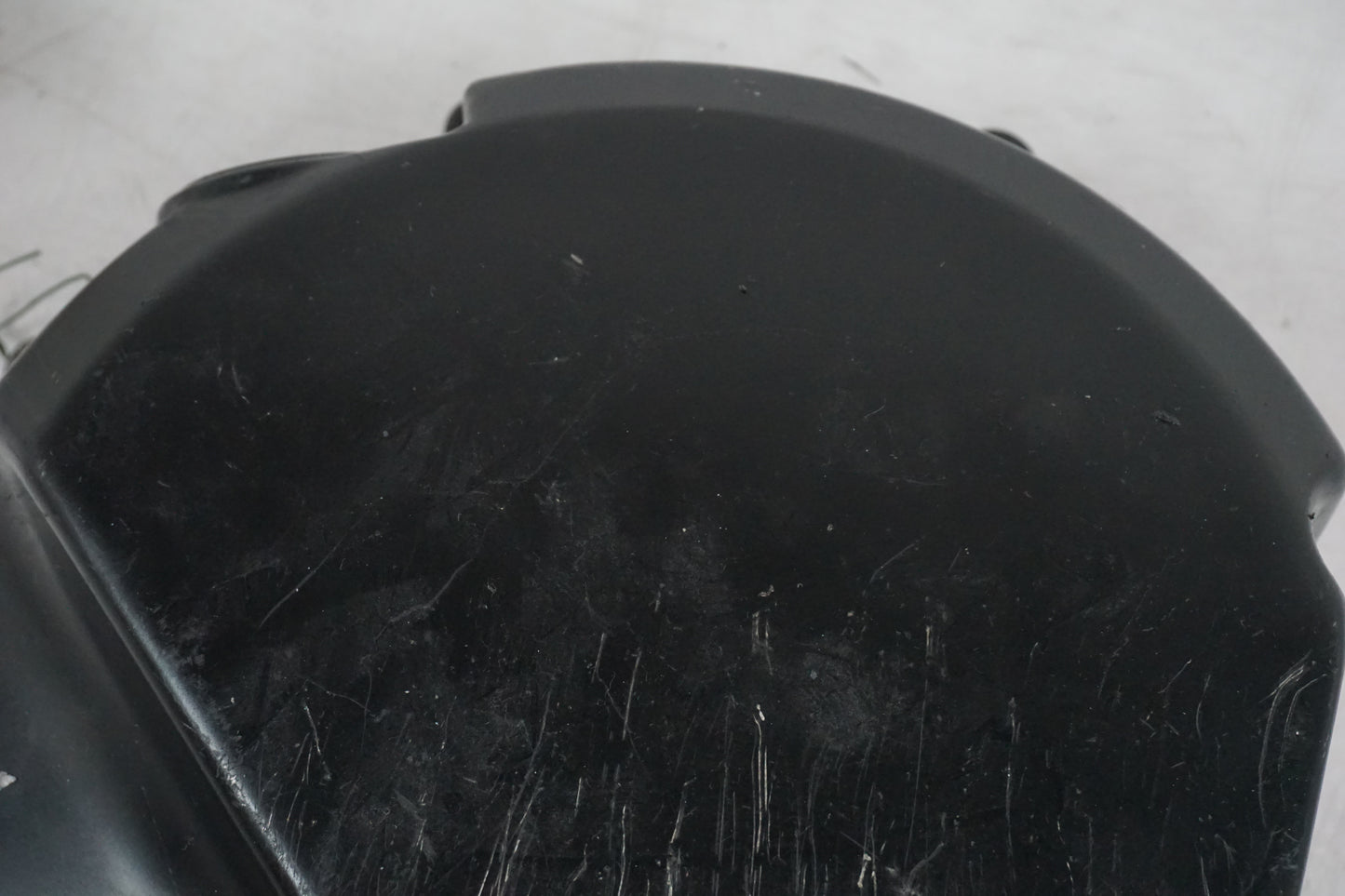 Vänster sida på Kopplingskåpa från en Yamaha FZ-S 600 -2001 motorcykel.