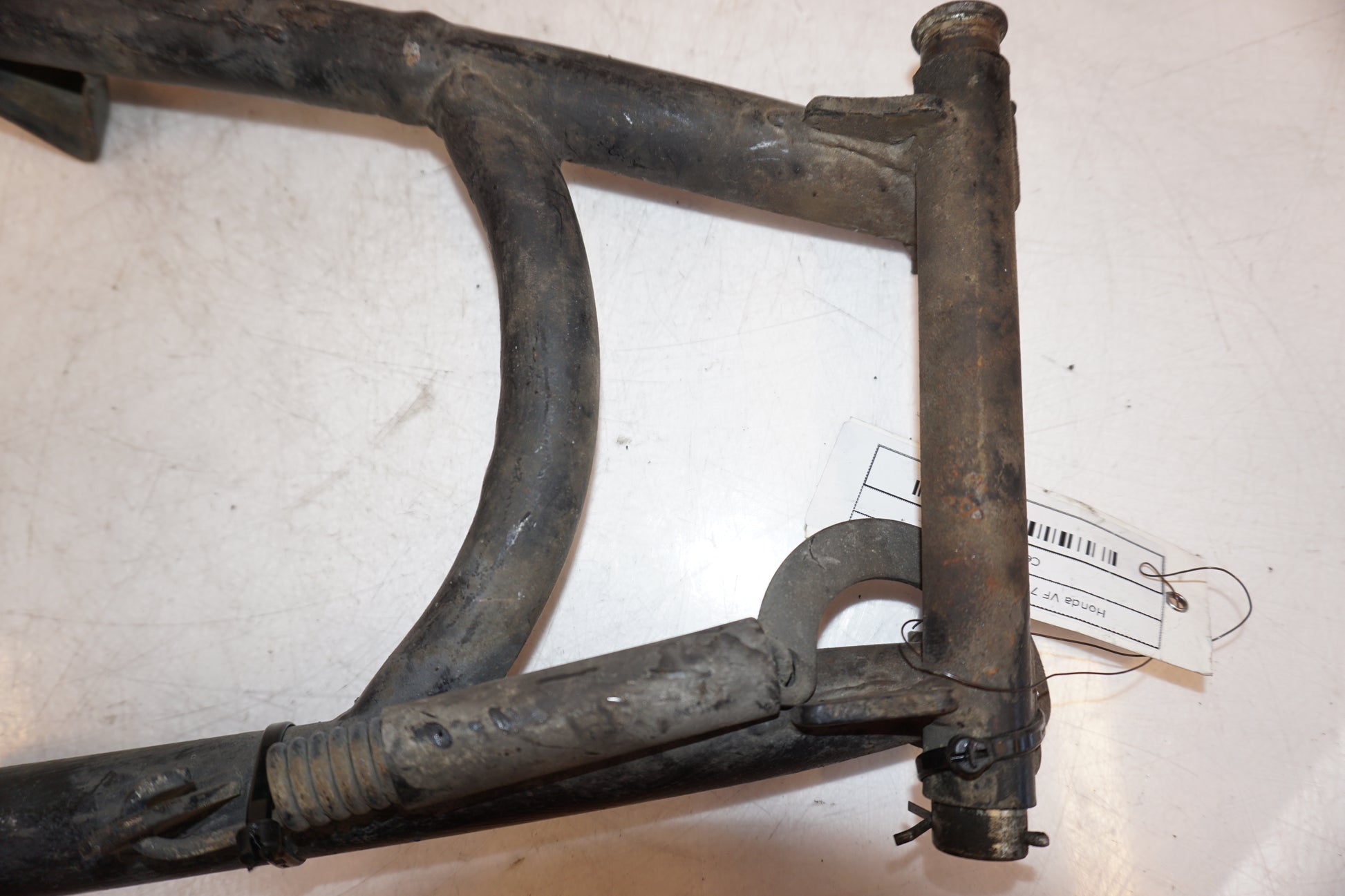 Baksidan på Centralstöd från en Honda VF 750 C -1983 motorcykel.