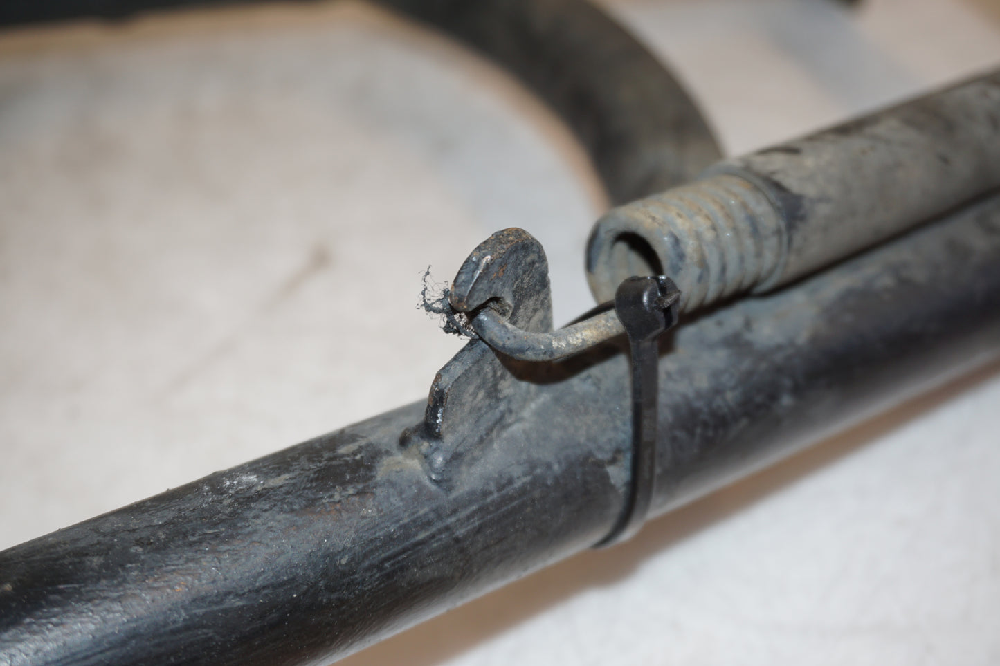 Vänster sida på Centralstöd från en Honda VF 750 C -1983 motorcykel.