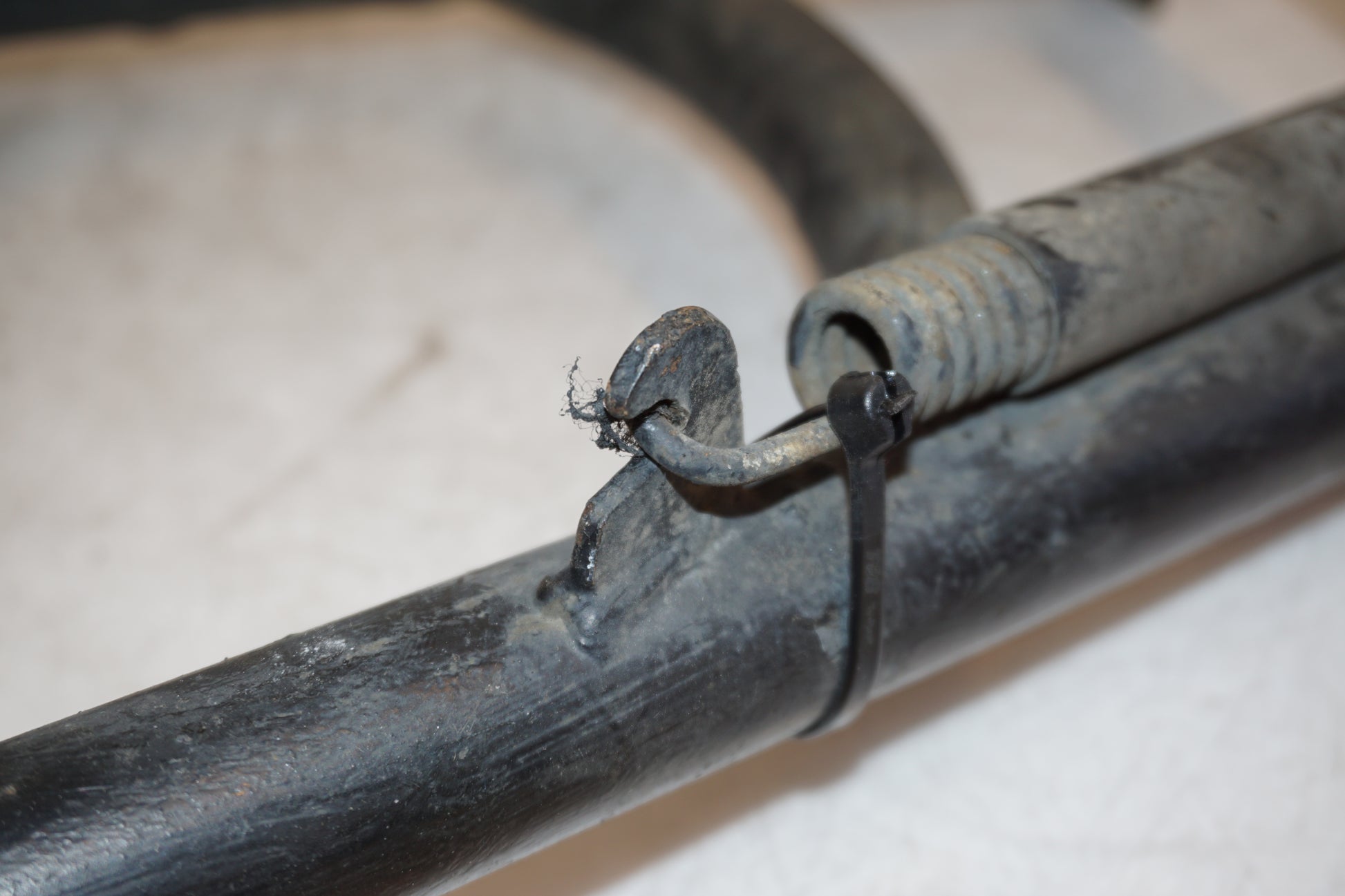 Vänster sida på Centralstöd från en Honda VF 750 C -1983 motorcykel.