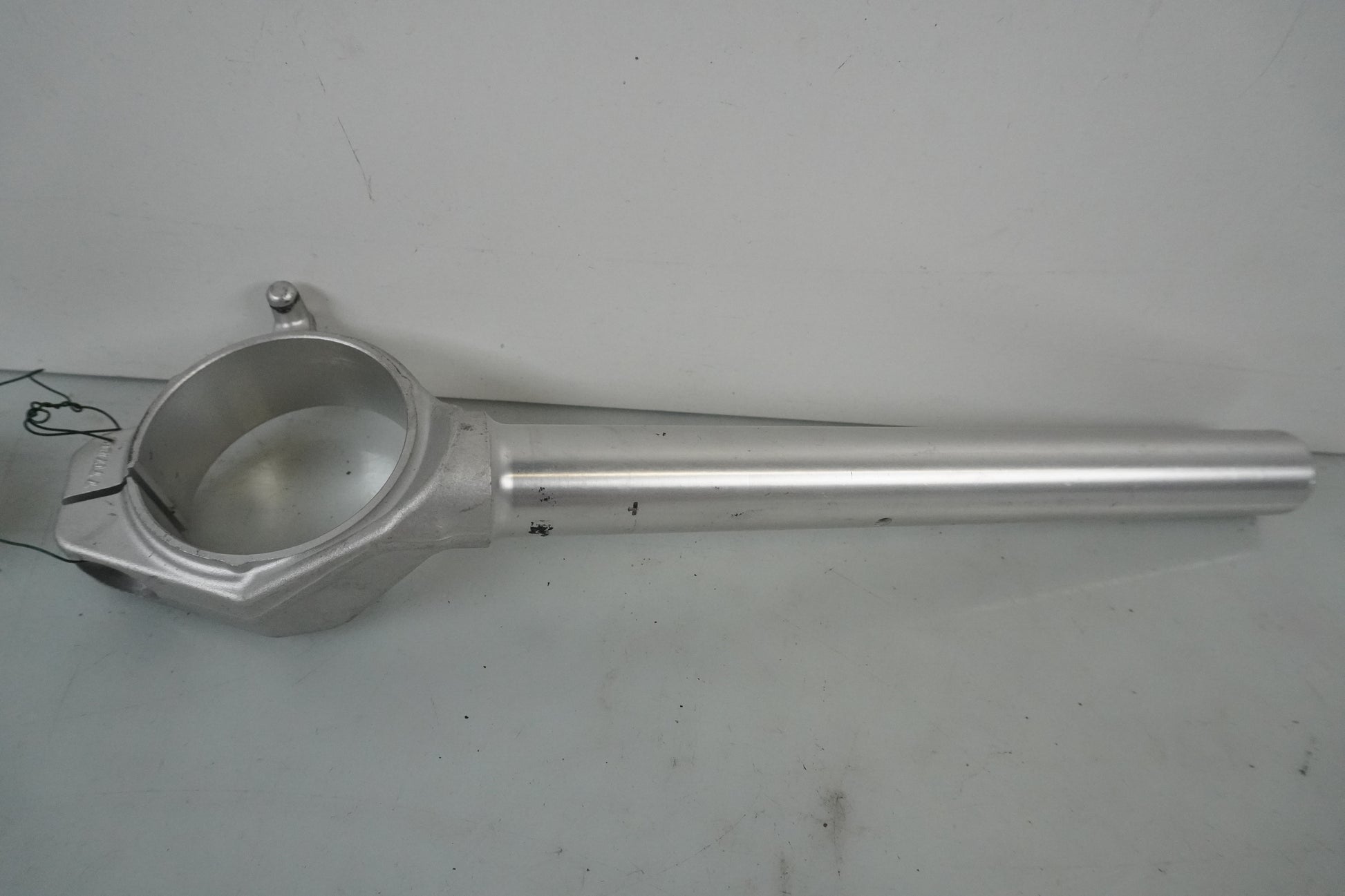 Baksidan på Styre från en BMW S 1000 RR -2013 motorcykel.