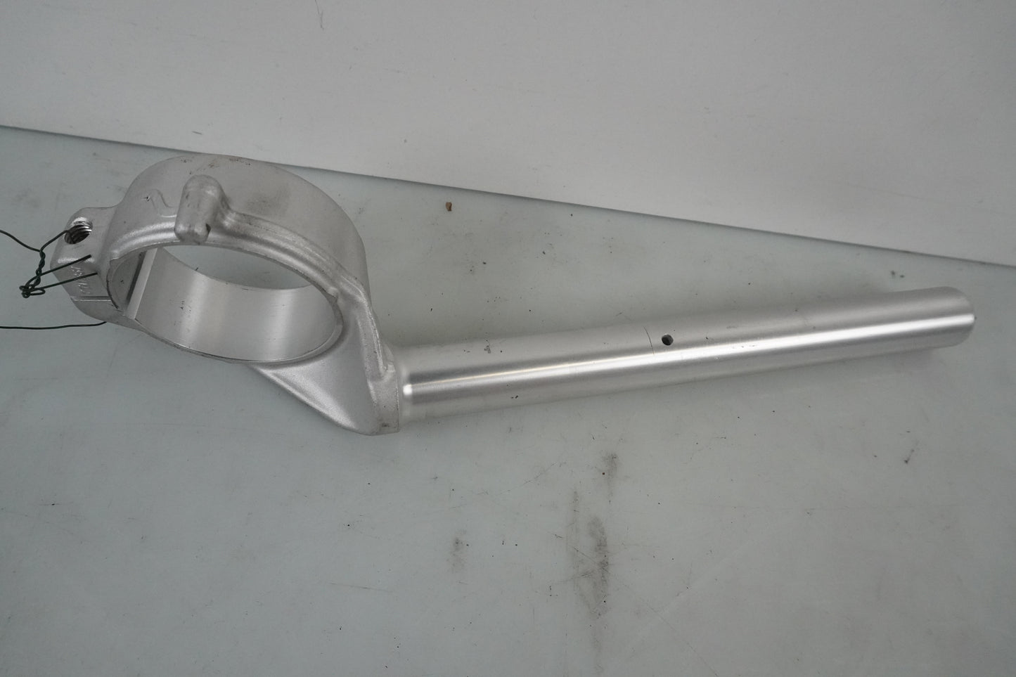 Höger sida på Styre från en BMW S 1000 RR -2013 motorcykel.