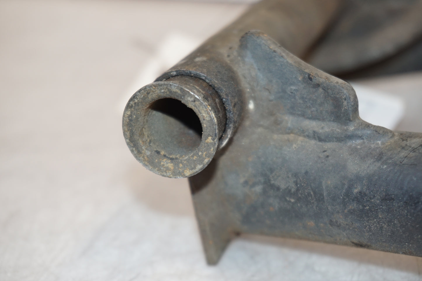 Snett nerifrån på Centralstöd från en Honda VF 750 C -1983 motorcykel.