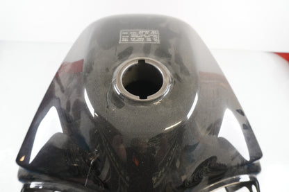 Vänster sida på Bensintank från en Honda XL 600 V -1999 motorcykel.