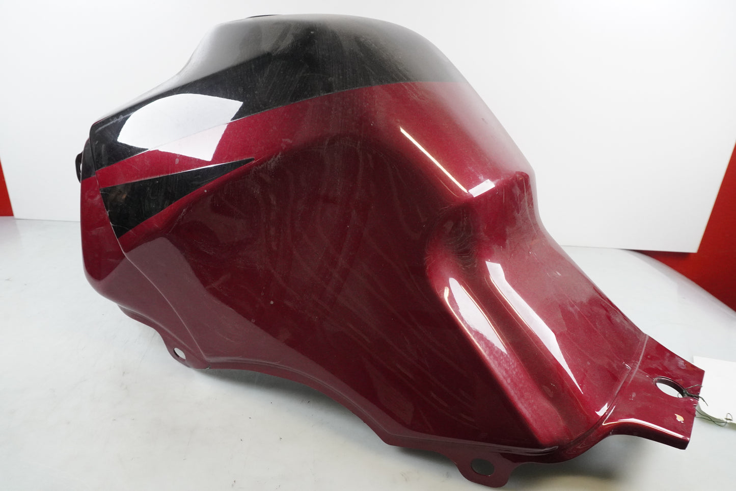 Snett nerifrån på Bensintank från en Honda XL 600 V -1999 motorcykel.